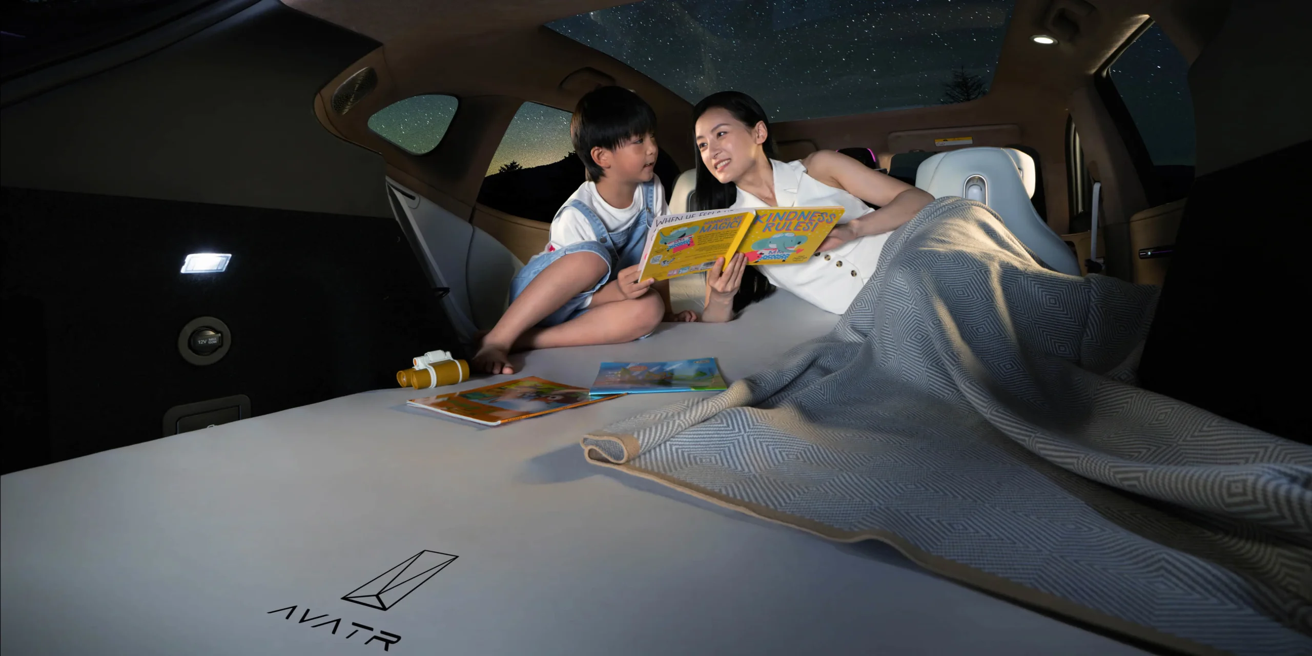 Задні сидіння складаються, утворюючи рівну підлогу площею 3 м².