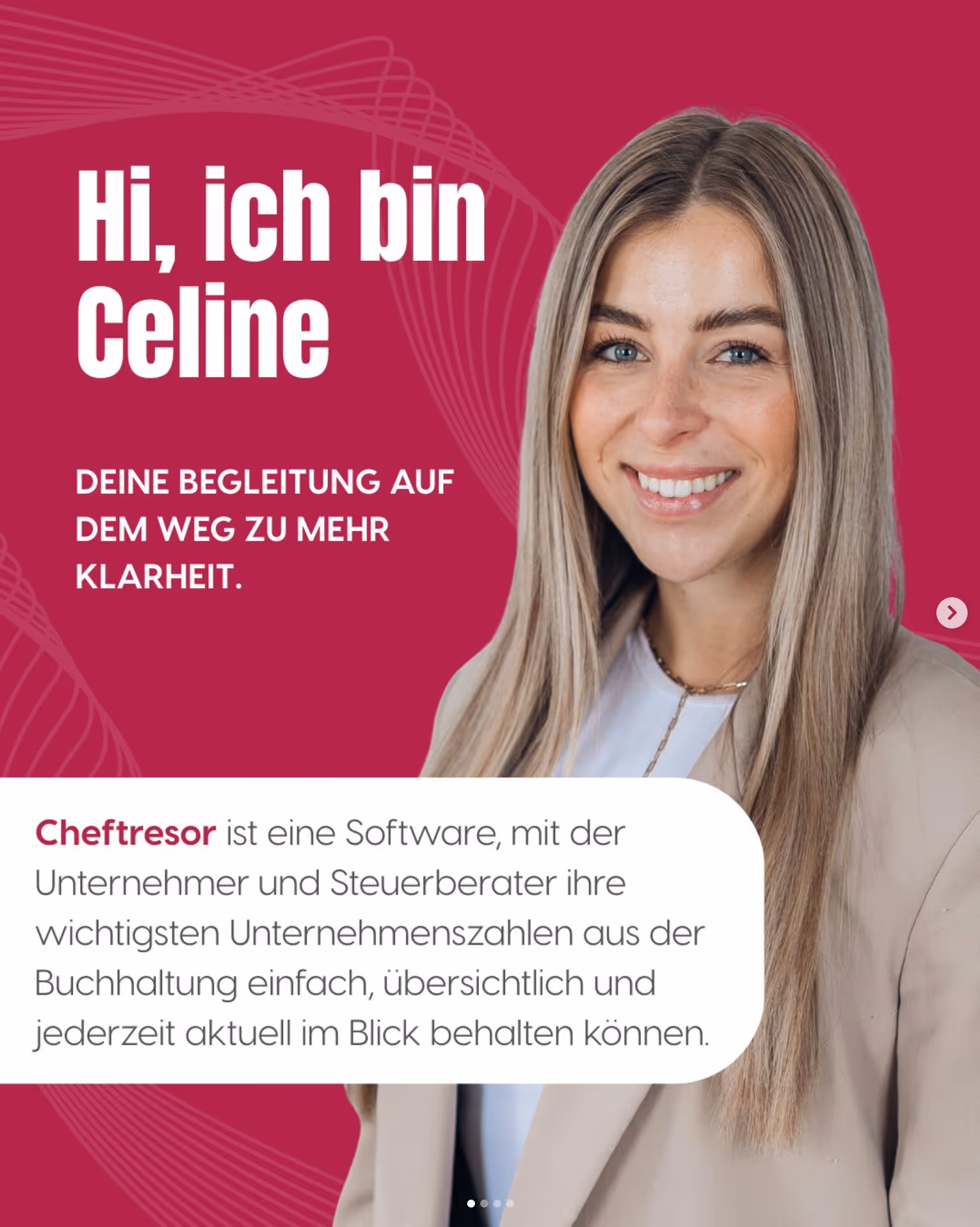 Porträt einer lächelnden Frau vor rotem Hintergrund mit Text zu Cheftresor Software und Klarheit.