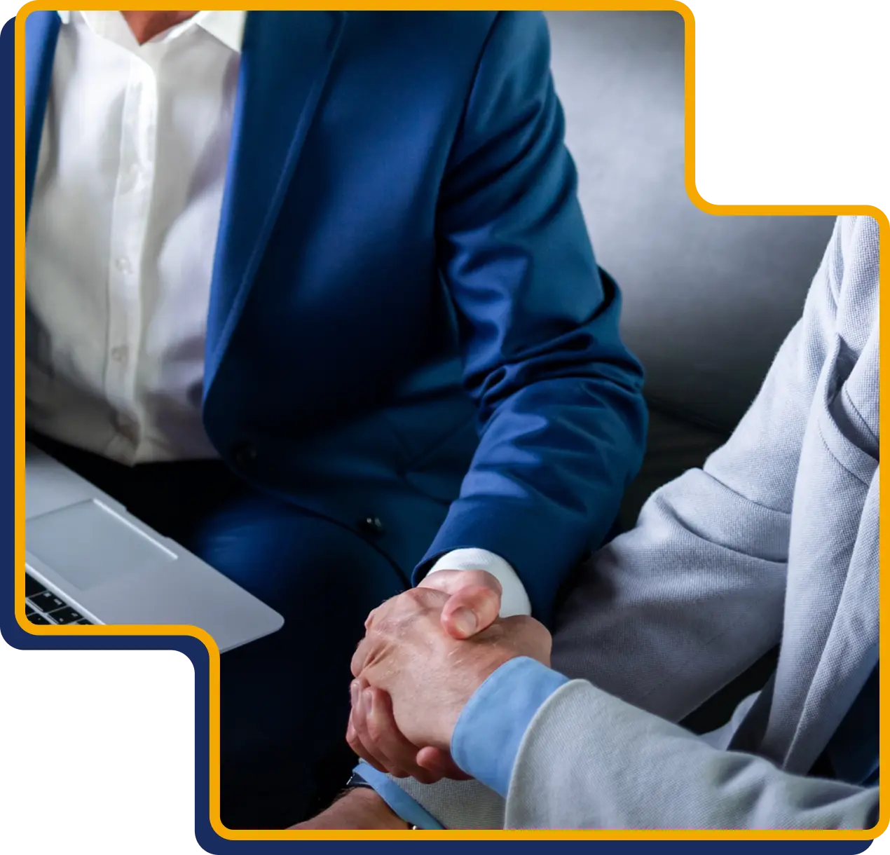 Handslag som symboliserar tryggt partnerskap och förtroende inom revision och rådgivning hos Crowe Tönnervik.