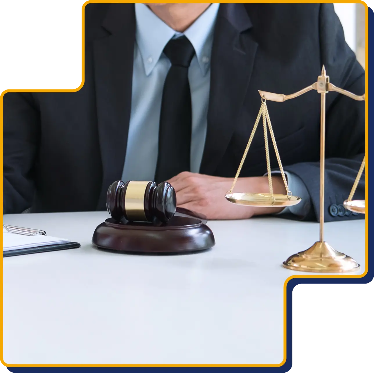 Bild som symboliserar trygg juridisk rådgivning och stöd i affärsbeslut.