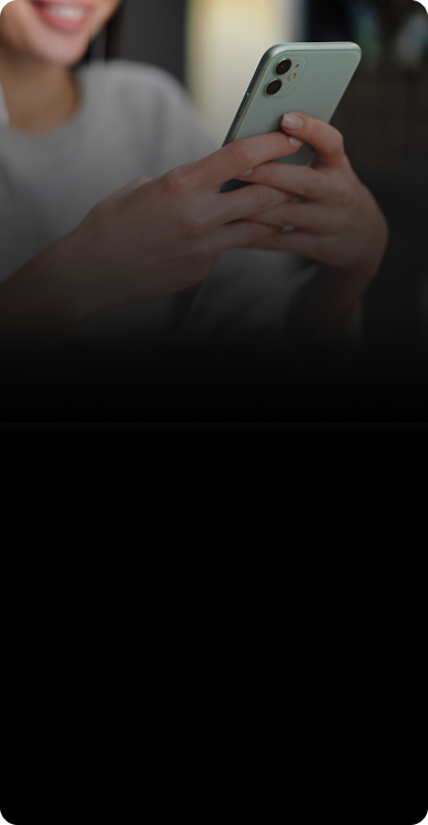 Technicien portant des gants réparant un téléphone intelligent démonté pour les services de réparation de téléphones intelligents CPR