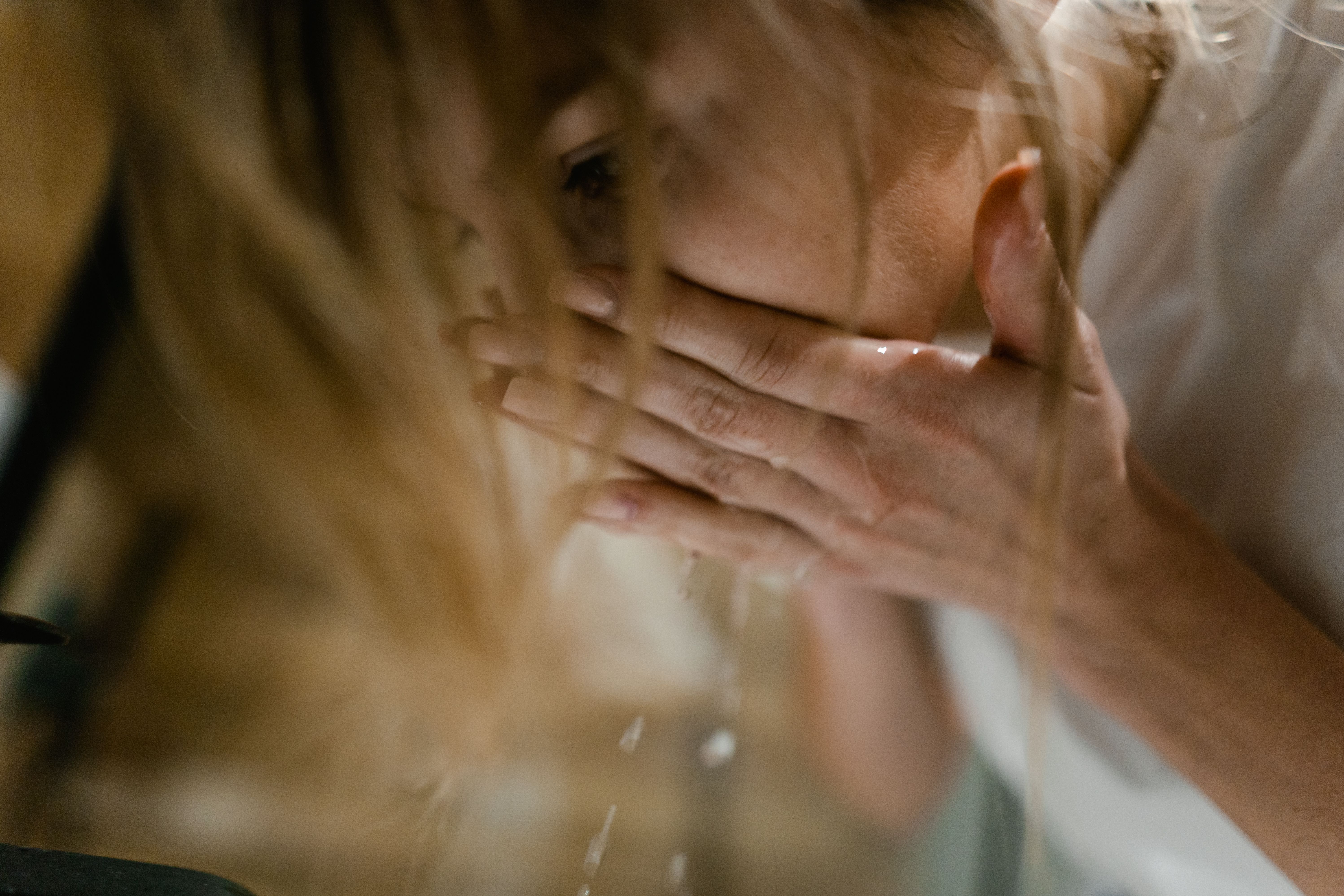 femme qui se lave le visage