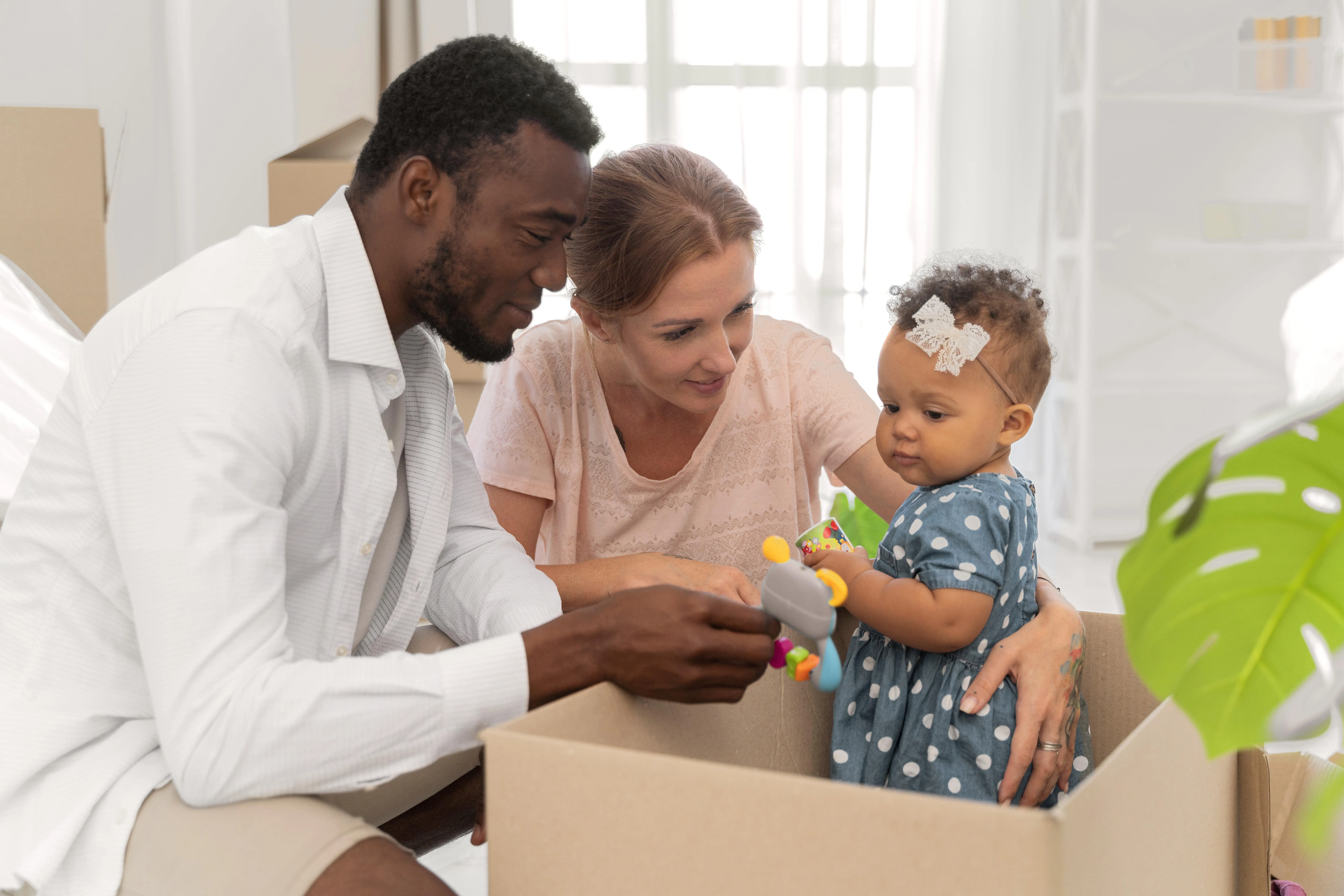 couple-getting-ready-move-with-their-daughter
