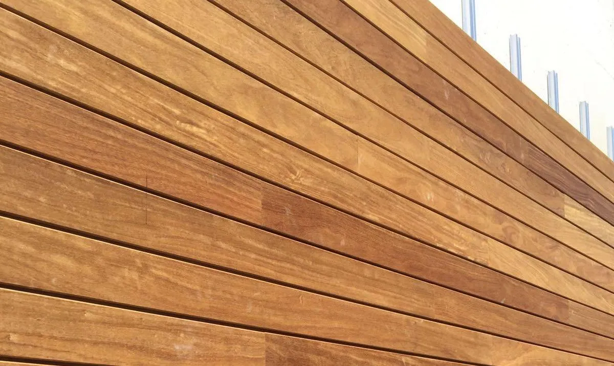 Medinė tvora nufotografuota iš arti.