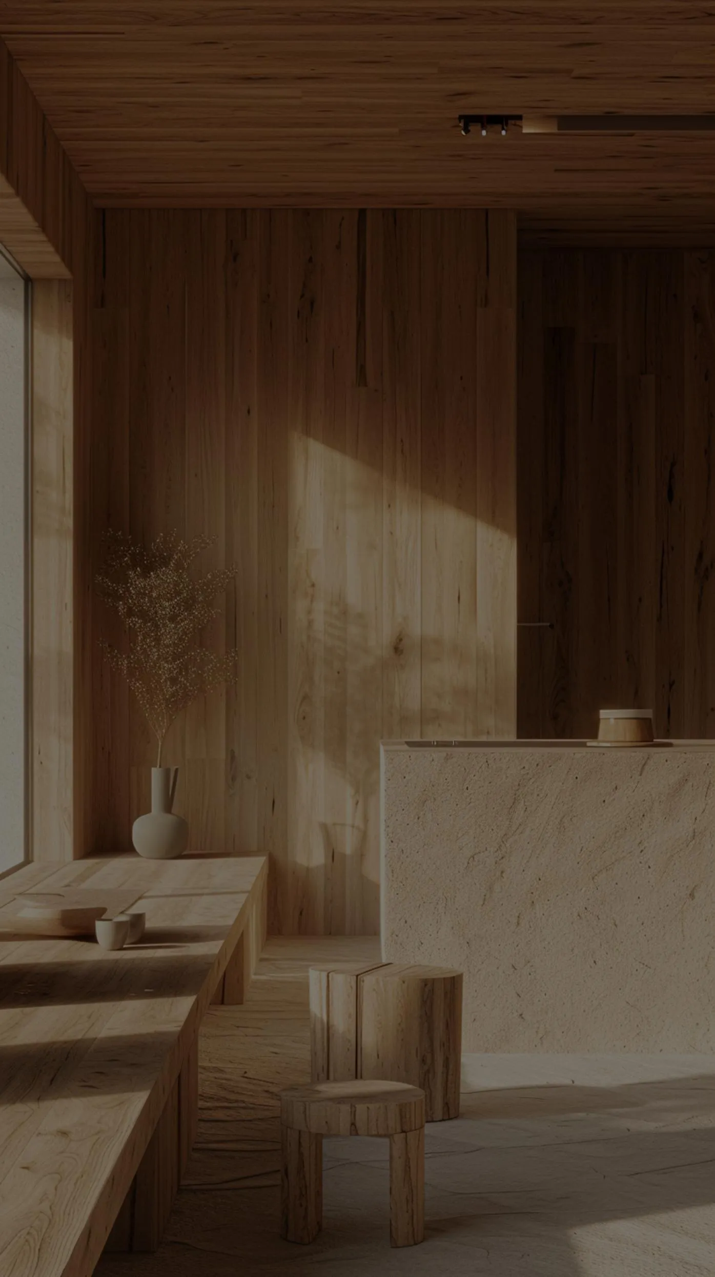 Kambarys su daug medžio apdailos - medinėmis sienomis, dideliu mediniu stalu ir kėde.