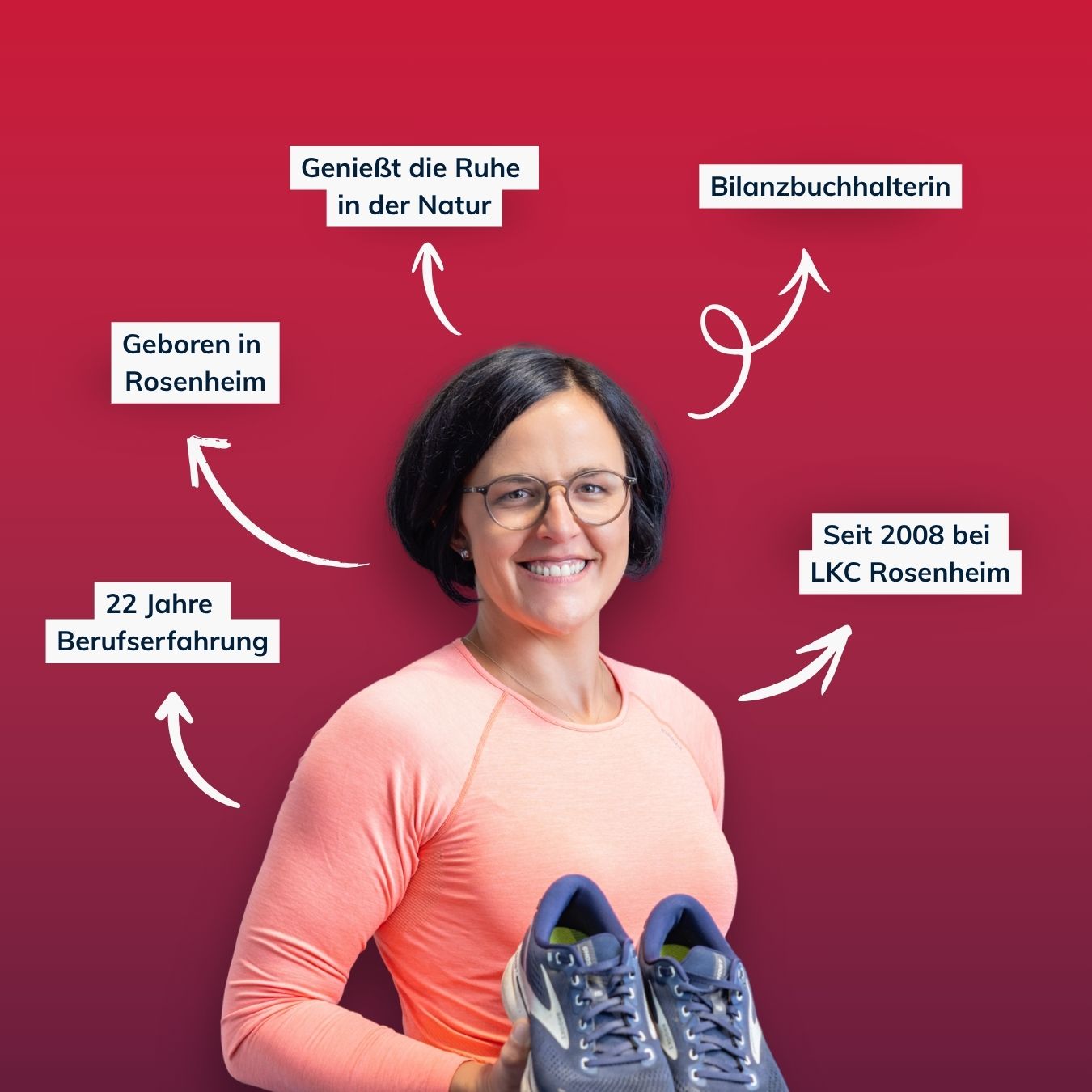 Frau mit kurzen dunklen Haaren und Brille hält blaue Laufschuhe vor rotem Hintergrund mit Texten zu Berufserfahrung und persönlichen Angaben.