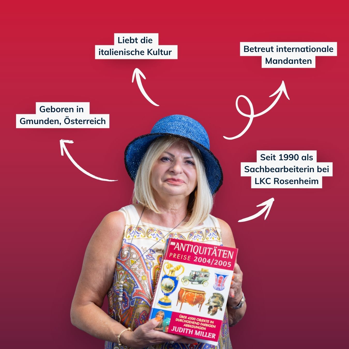 Frau mit blauem Hut hält ein Buch über Antiquitäten und steht vor rotem Hintergrund mit Texten zu Herkunft, Kultur und Beruf.