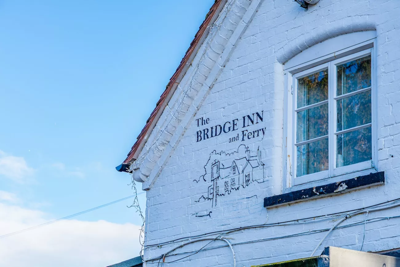 The Bridge Inn & Ferry pub front. 
