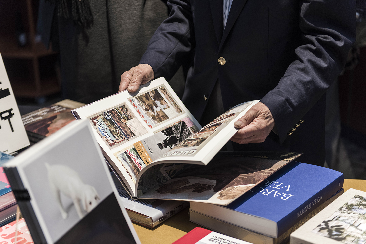 Eine Ecke in einem Bücherladen mit einer Ledercouch und einem Lederstuhl