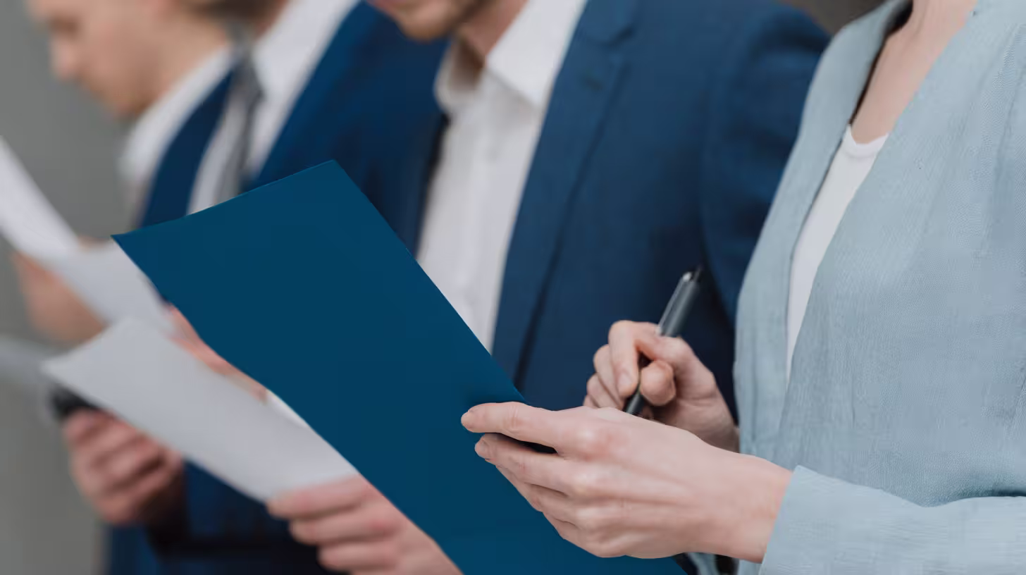 Équipe commerciale relisant des documents de prospection digitale avant une campagne B2B