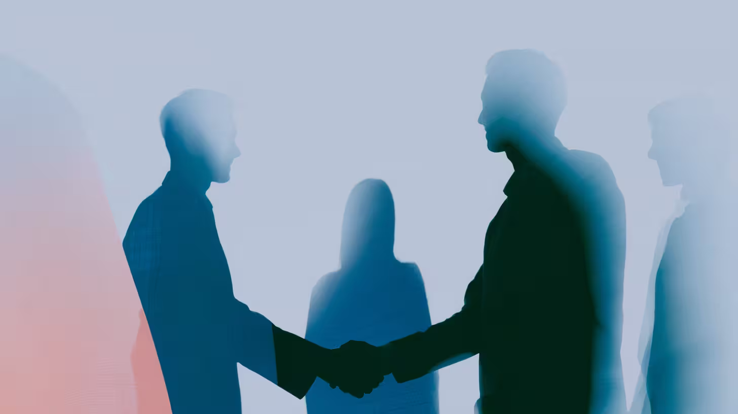 Silhouettes de deux professionnels se serrant la main pour conclure un partenariat de prospection externalisée