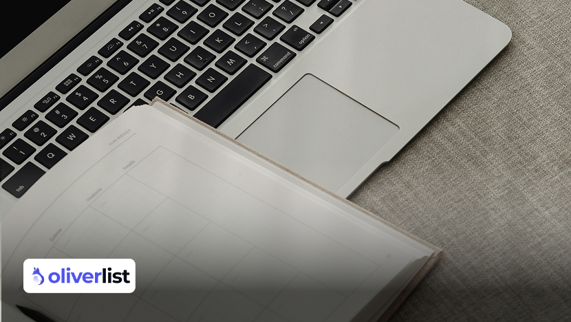Ordinateur portable et cahier ouvert sur un bureau pour rédiger une fiche client exemple