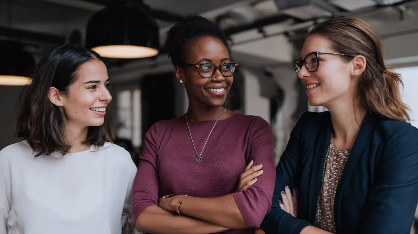 Trois commerciales souriantes échangeant sur les techniques de vente SPIN, CAB et SONCAS