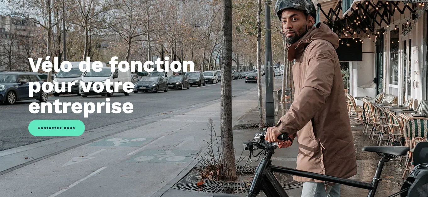 Cycliste avec un vélo de fonction Shiftbikes en ville, cas client de prospection B2B