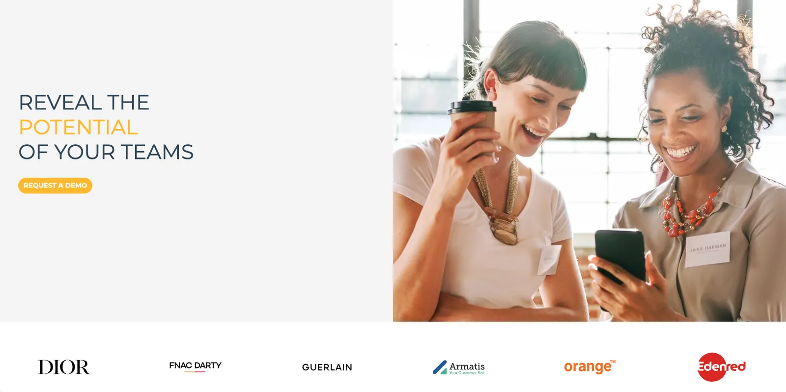 Dos mujeres sonrientes mirando un smartphone, imagen del caso de cliente Hiji en prospección