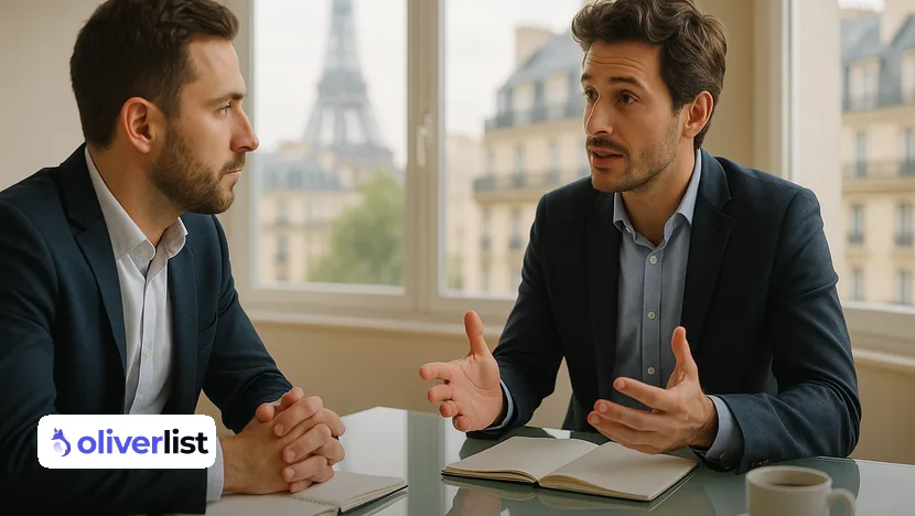 Deux commerciaux B2B échangent autour d'une table dans un bureau lumineux