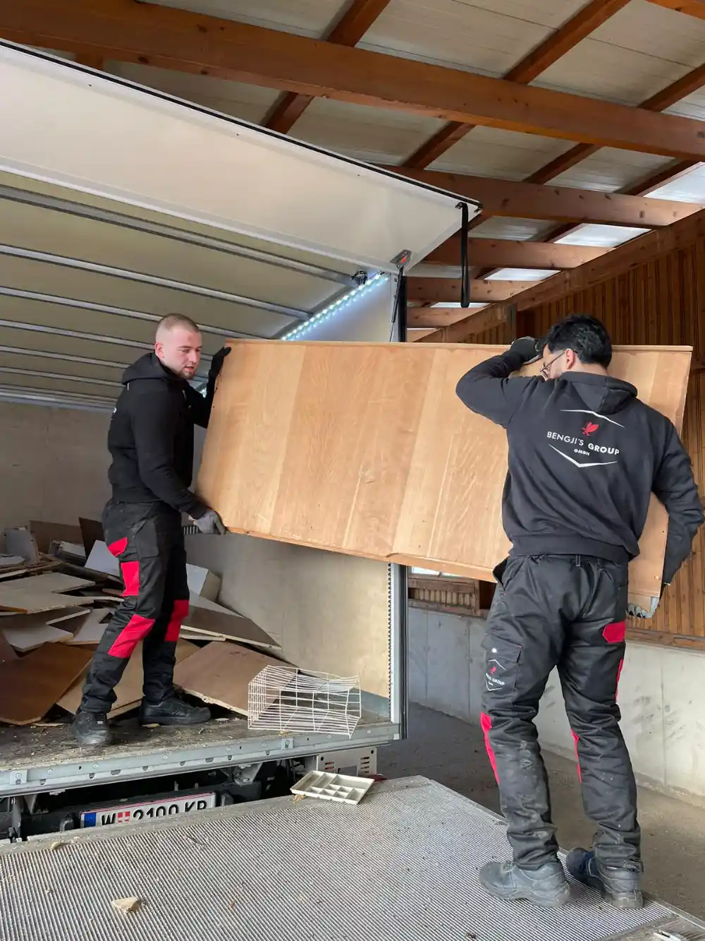 Bengji-Group Mitarbeiter verladen Möbel bei einer Entrümpelung in Wien