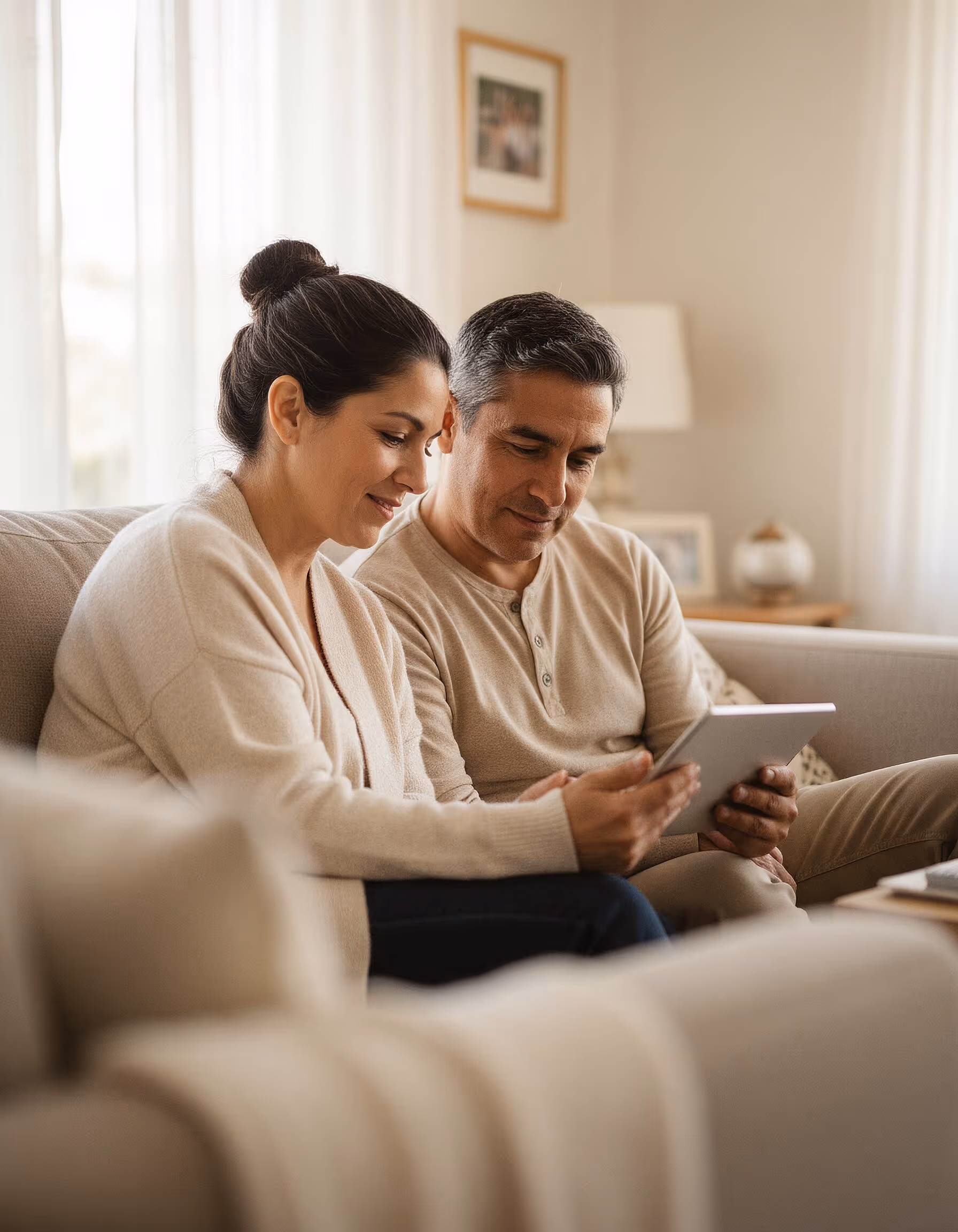Matrimonio mirando pantalla de tablet