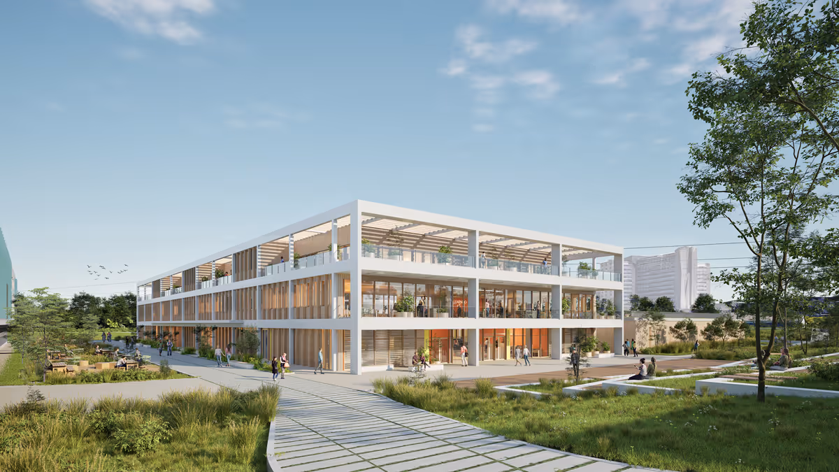 Bâtiment moderne de trois étages avec grandes fenêtres et terrasse, entouré d'espaces verts et de personnes marchant ou assises.