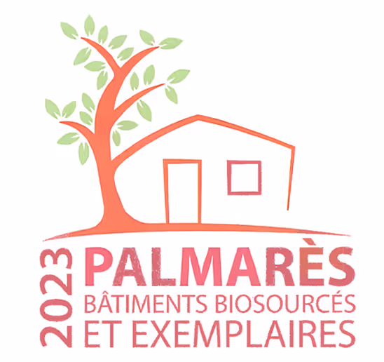Logo avec un arbre stylisé et une maison, accompagné du texte « 2023 PALMARÈS BÂTIMENTS BIOSOURCÉS ET EXEMPLAIRES » en rouge.