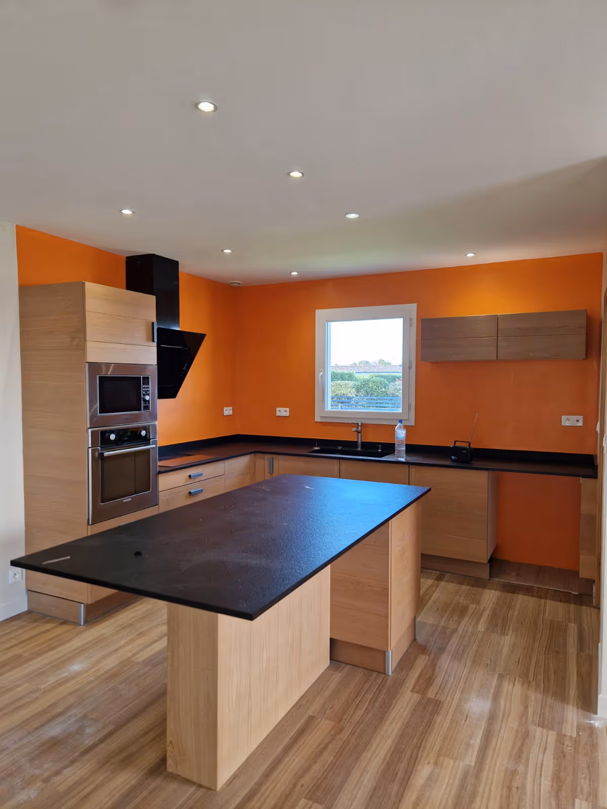 Photo d'une cuisine moderne repeinte