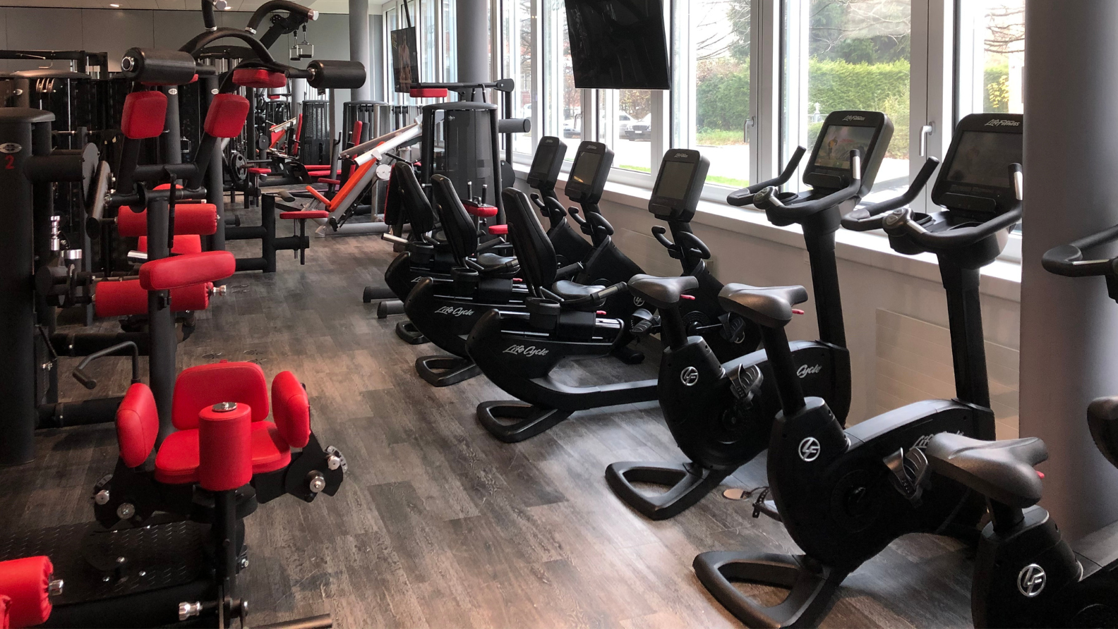 Cardiozone mit modernen Fahrradergometern und Fitnessgeräten im MyMove Fitnessstudio Glattbrugg
