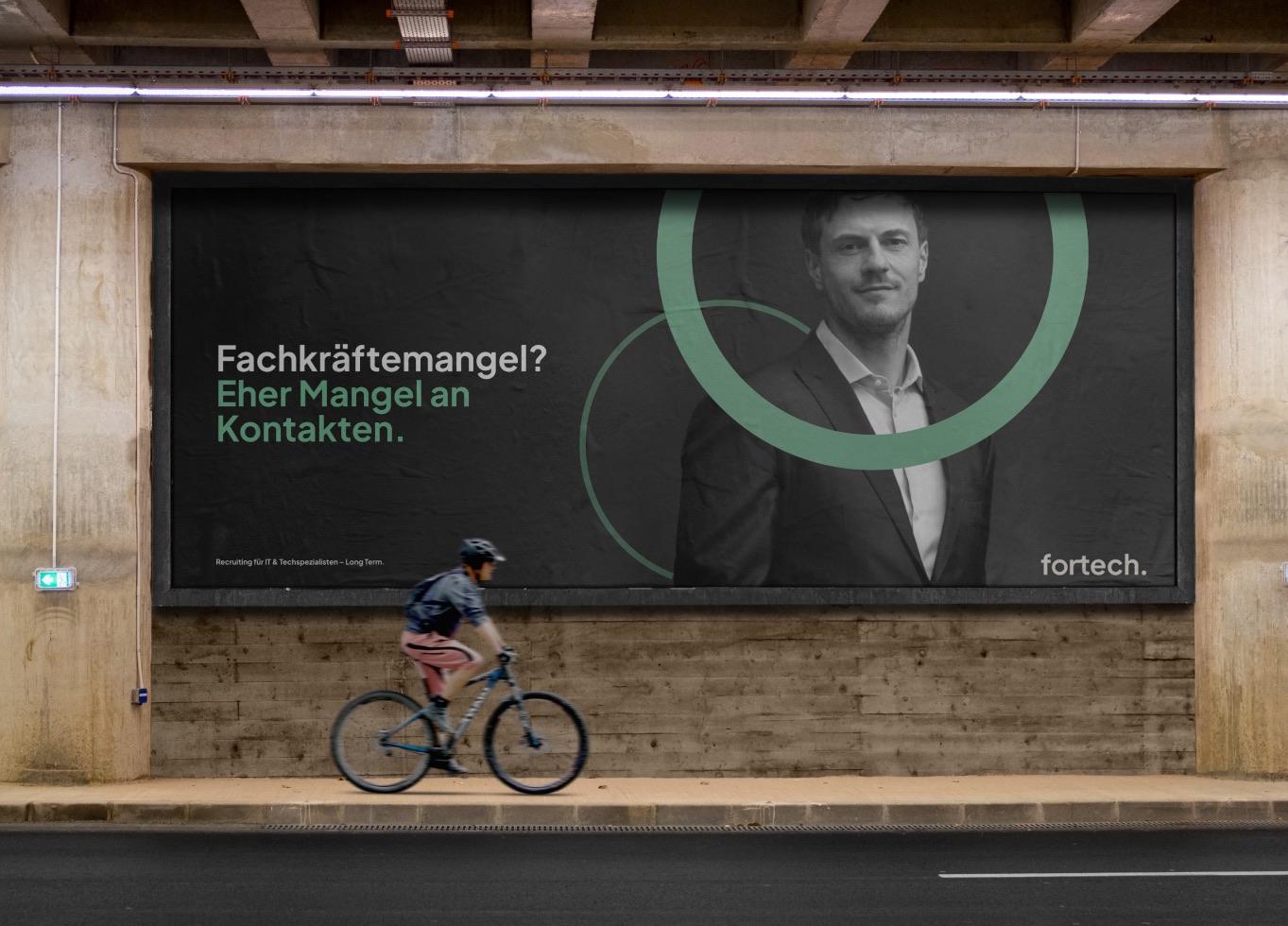 Fortech Rebranding: Billboard-Mockup mit neuer Wortmarke, Porträt und grafischem System