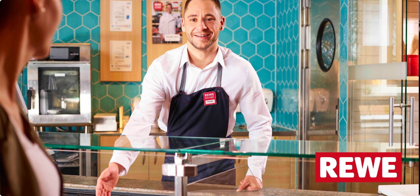 REWE-Recruitment-Motiv mit Mitarbeiter hinter Fischtheke und REWE-Logo