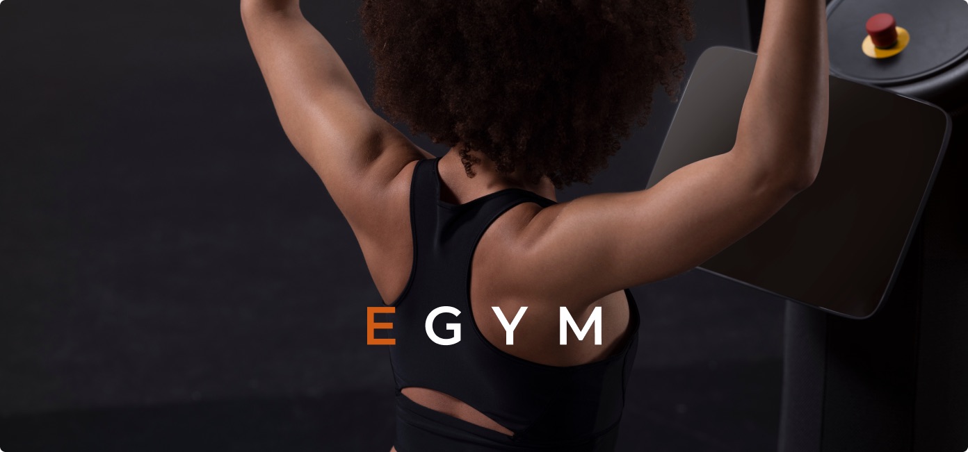 EGYM-Markenmotiv mit Trainierender und EGYM-Wortmarke