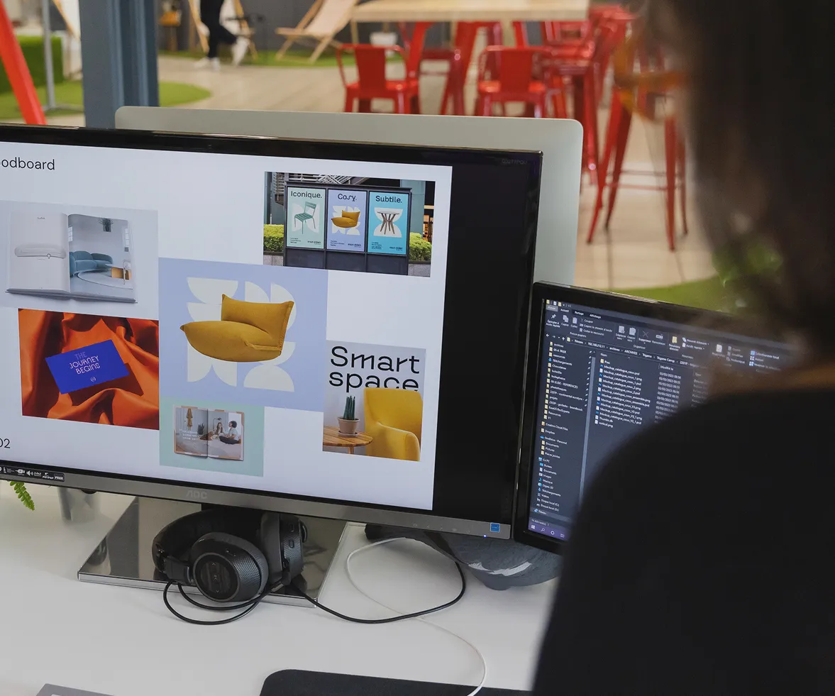 webdesigner Axome travaillant sur un projet de branding