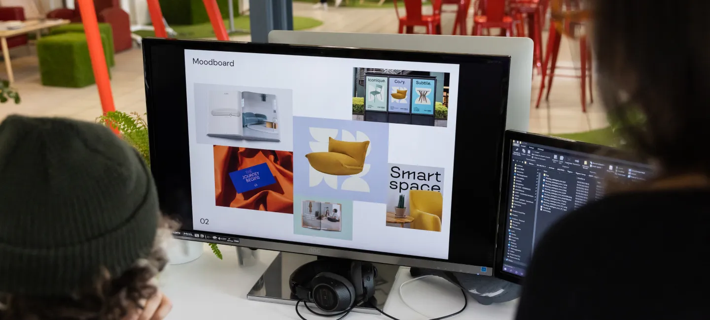 webdesigner Axome travaillant sur un projet de branding
