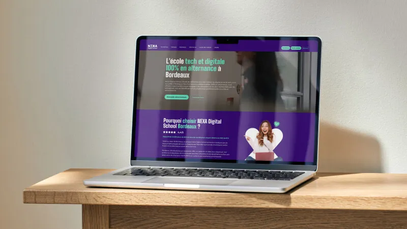 Ordinateur portable ouvert affichant le site de NEXA Digital School Bordeaux avec texte sur l'école tech et digitale en alternance.
