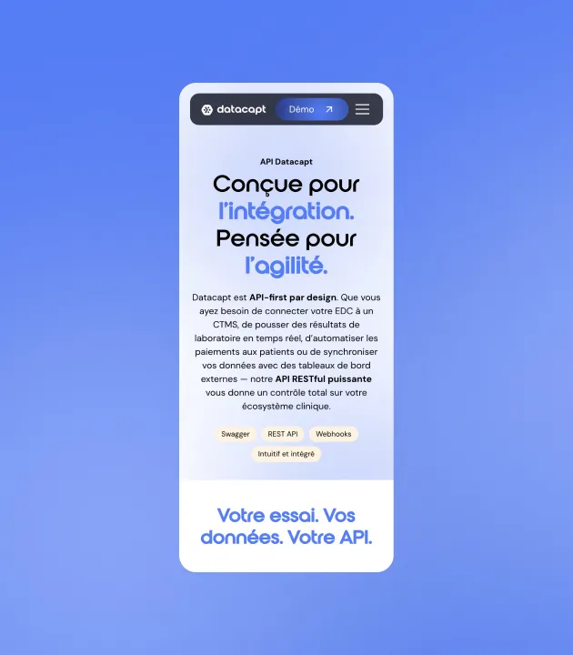 Person travaillant sur deux écrans, l'un affichant un moodboard avec un fauteuil jaune et le texte 'Smart space', l'autre montrant des fichiers dans un explorateur de dossiers.