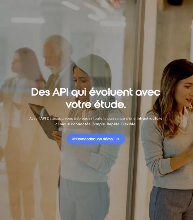 Une personne regardant un ordinateur portable affichant un tableau de gestion de projet, avec un téléphone portable, une bouteille d'eau et une plante sur le bureau.