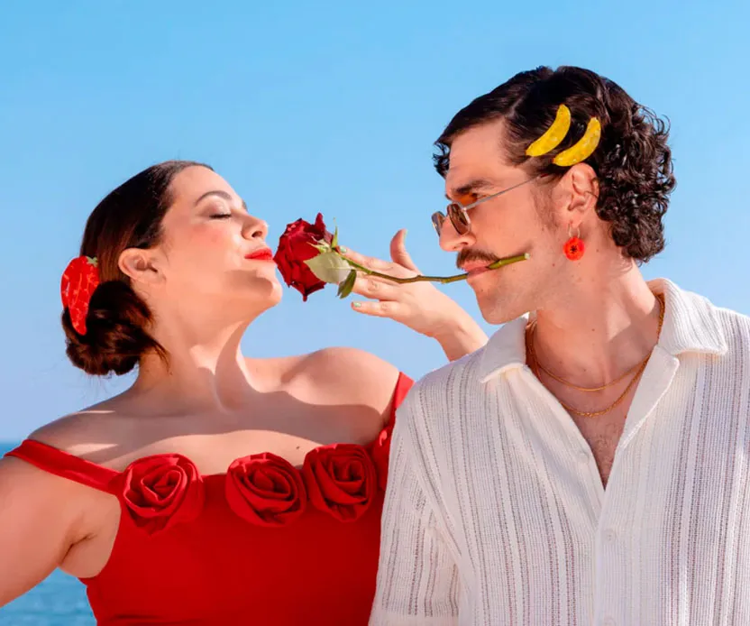 une femme et un homme portant des pinces à cheveux Coucou Suzette