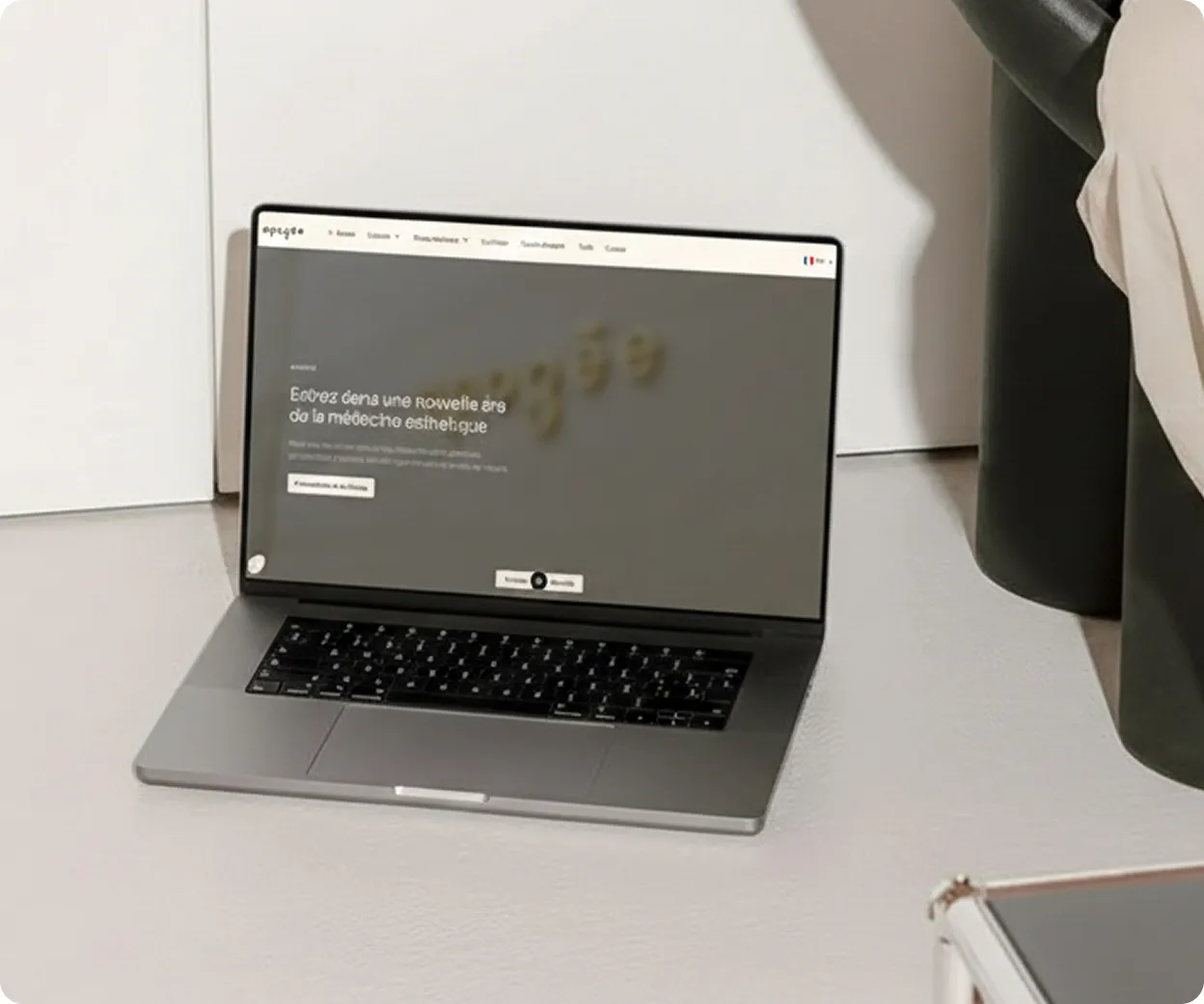 Deux femmes avec des serviettes jaunes sur la tête et des lunettes de soleil lisant un magazine Beauty Club sur les produits de beauté.