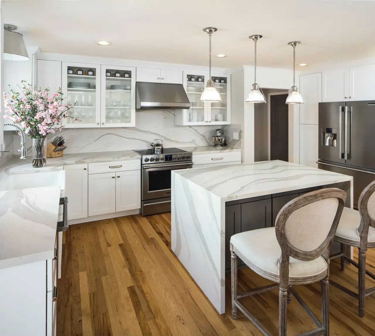 A striking and bold quartz surface kitchen using cambria quartz in brittanicca warm