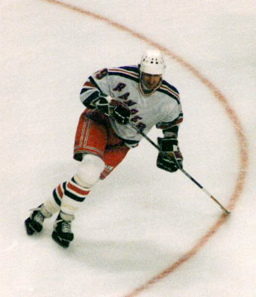 Wayne Gretzky playing hockey.