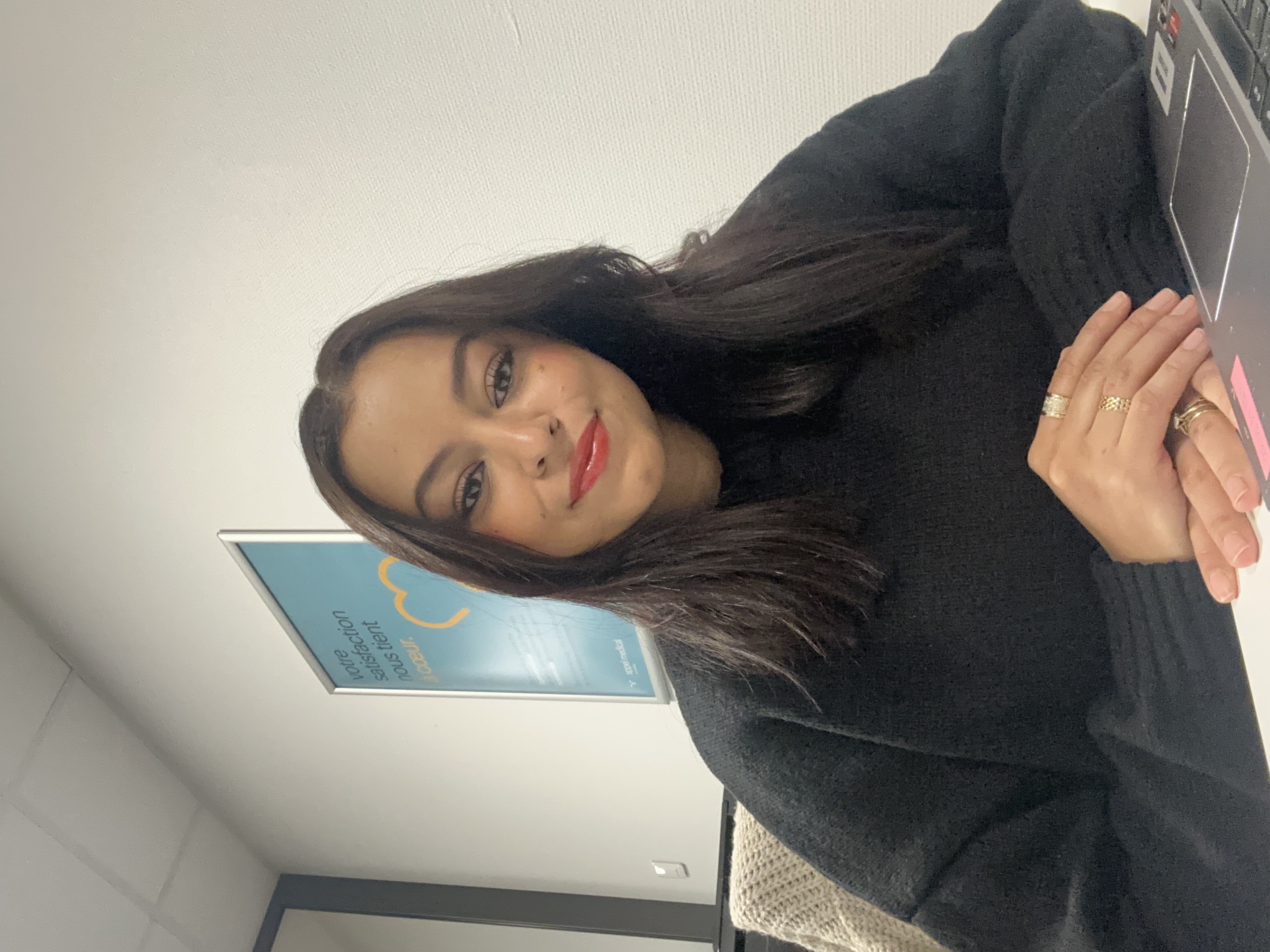 Portrait of Aziza Benmessaoud from Randstad, a Cobl customer.