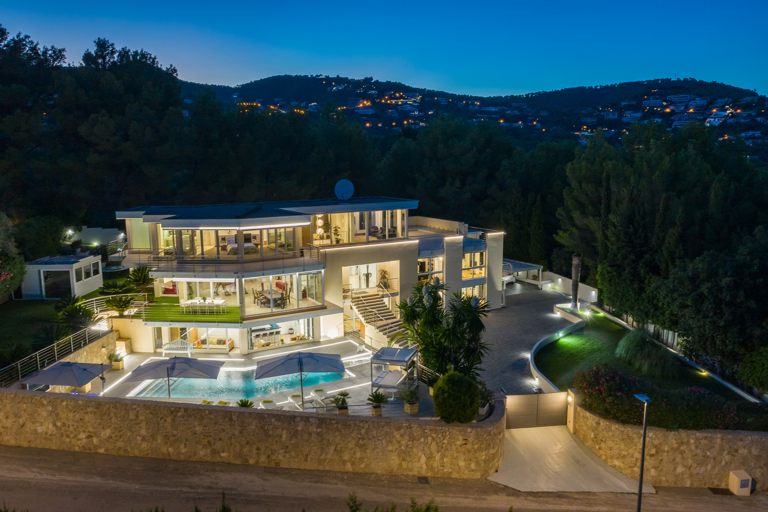 Luxury private pool and wellness design by Meiger