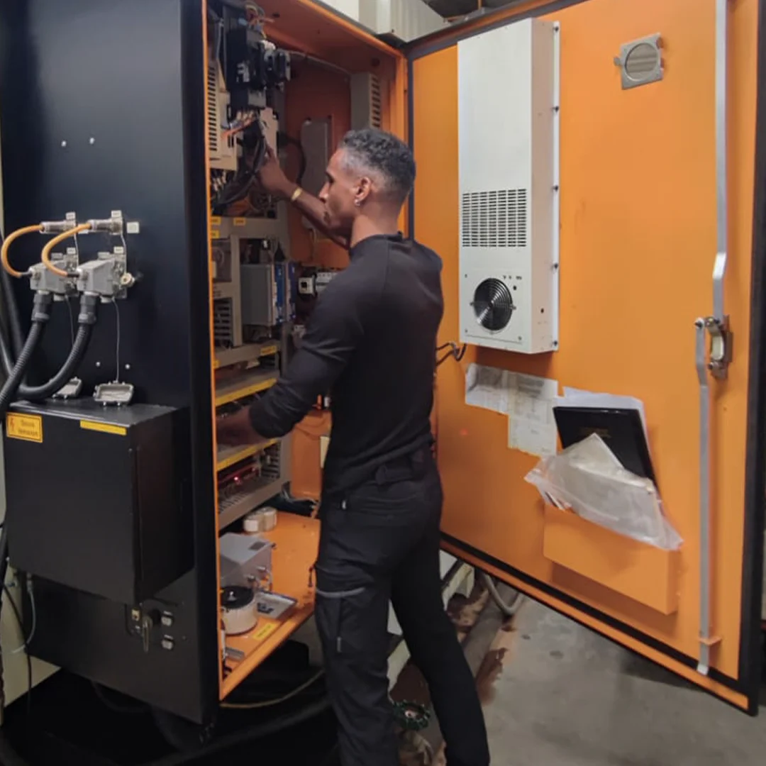 depanneur intervenant sur une machine industrielle