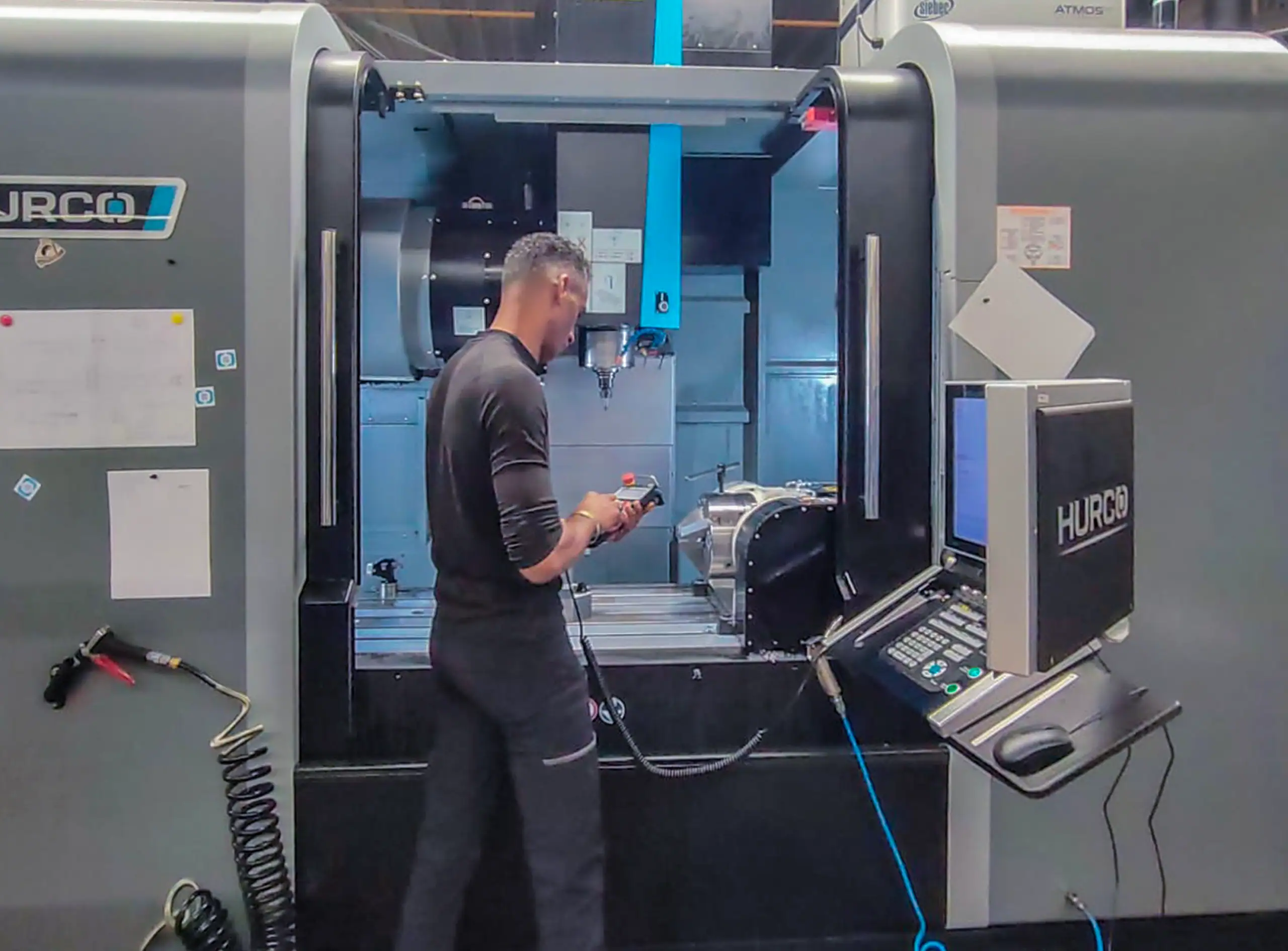 depanneur sur une machine industrielle