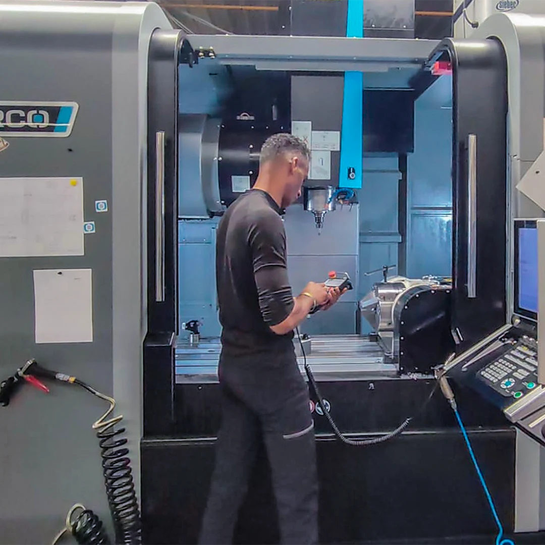 depanneur intervenant sur une machine industrielle