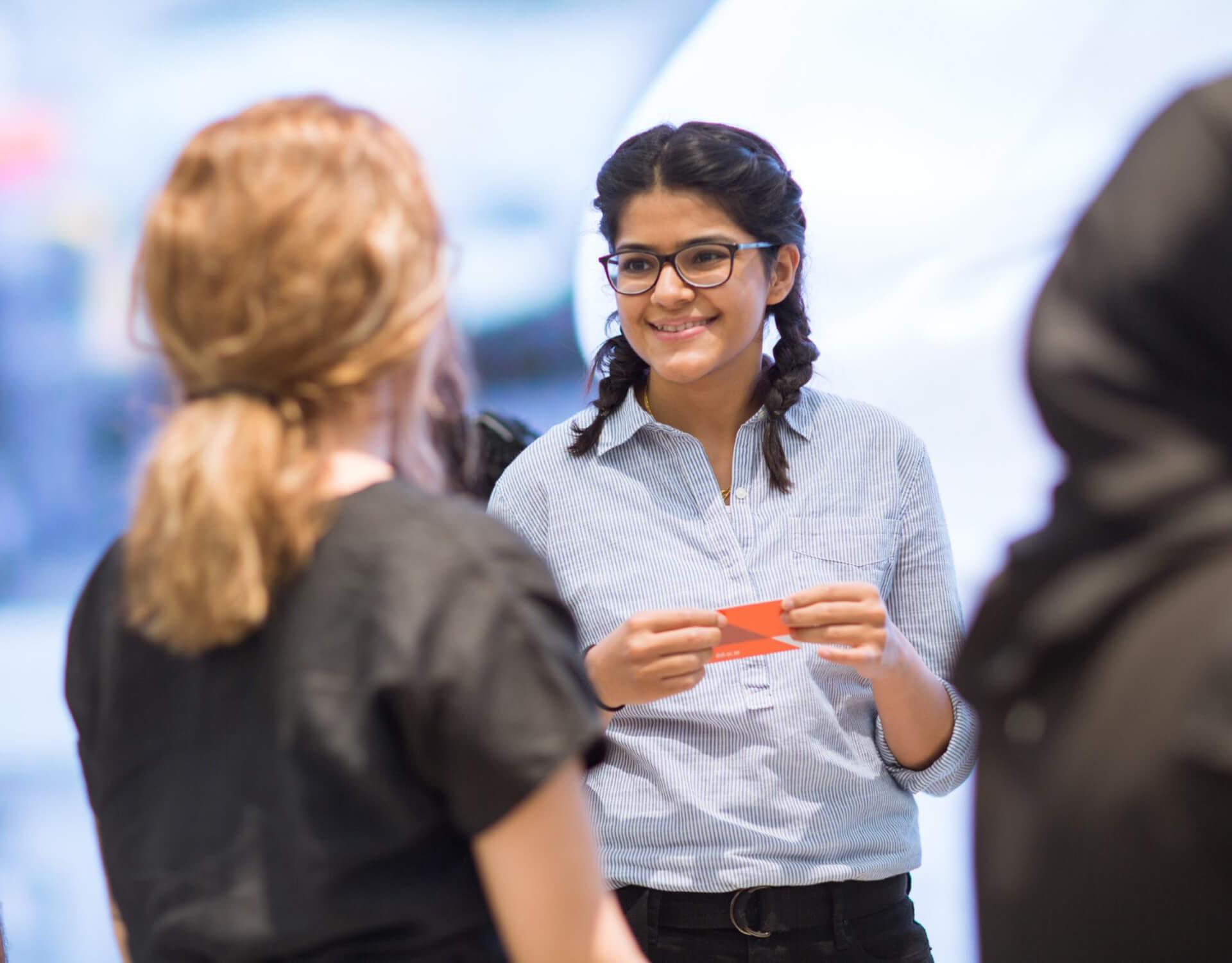 للاتصال بنا 