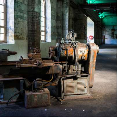 Vieux groupe électrogène dans une usine désaffecté 