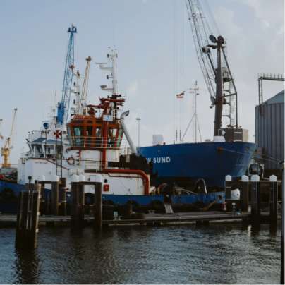 Un navire bleu portant l'inscription SUNO.