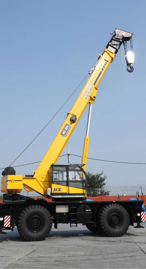 Une grue jaune portant le numéro 58.