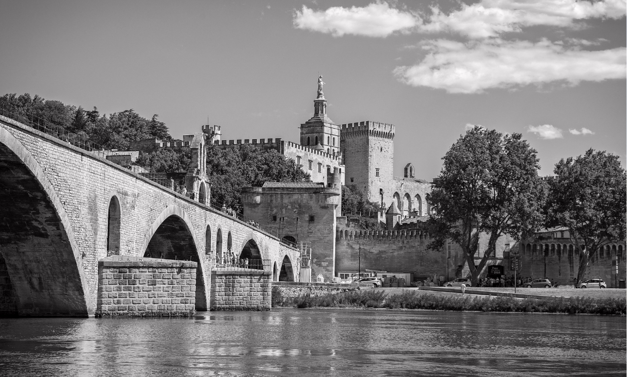Vue du pont d'avignon avec le palais des papes en fond, photo en noir et blanc
