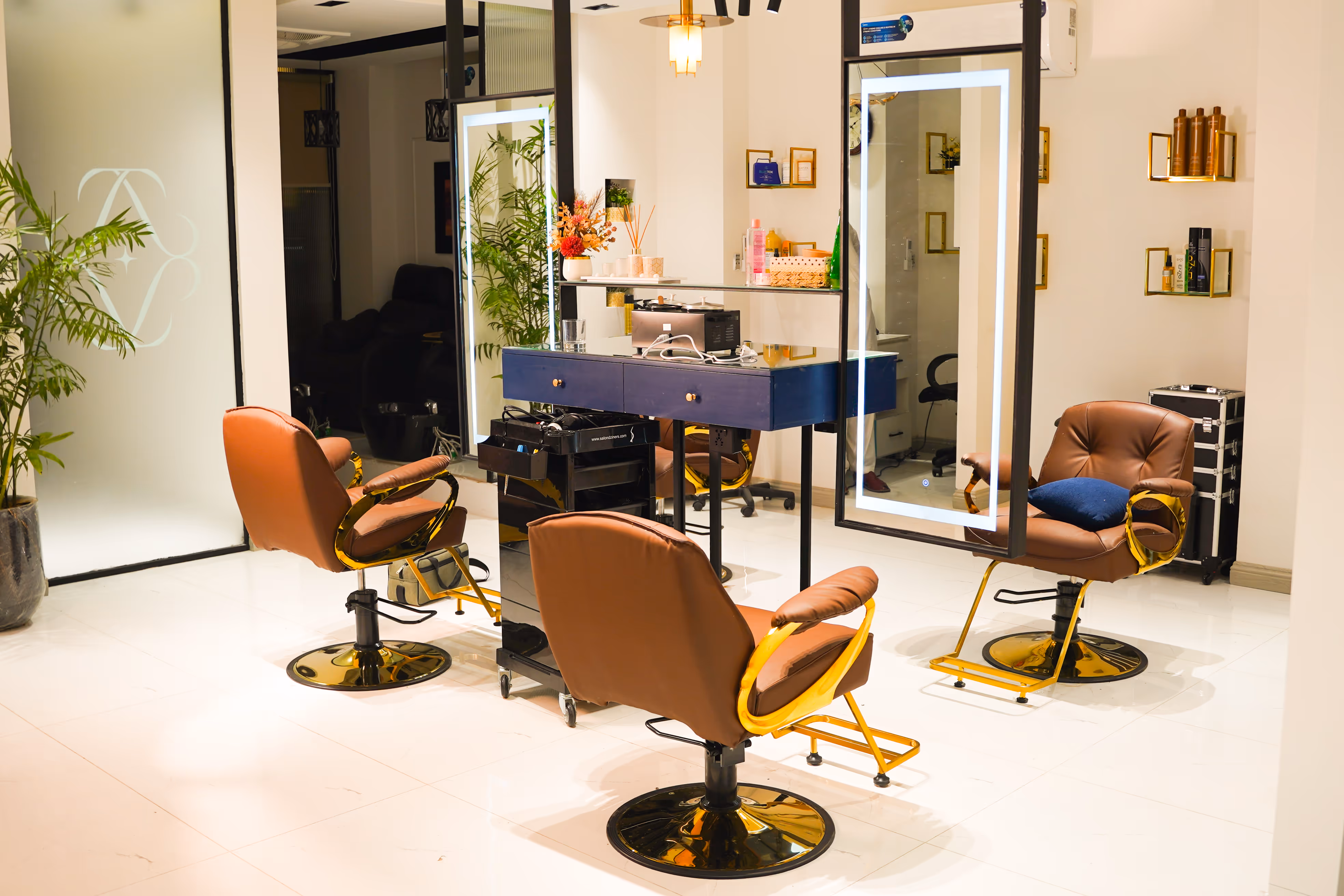 Juve Spa & Salon interior with three styling stations