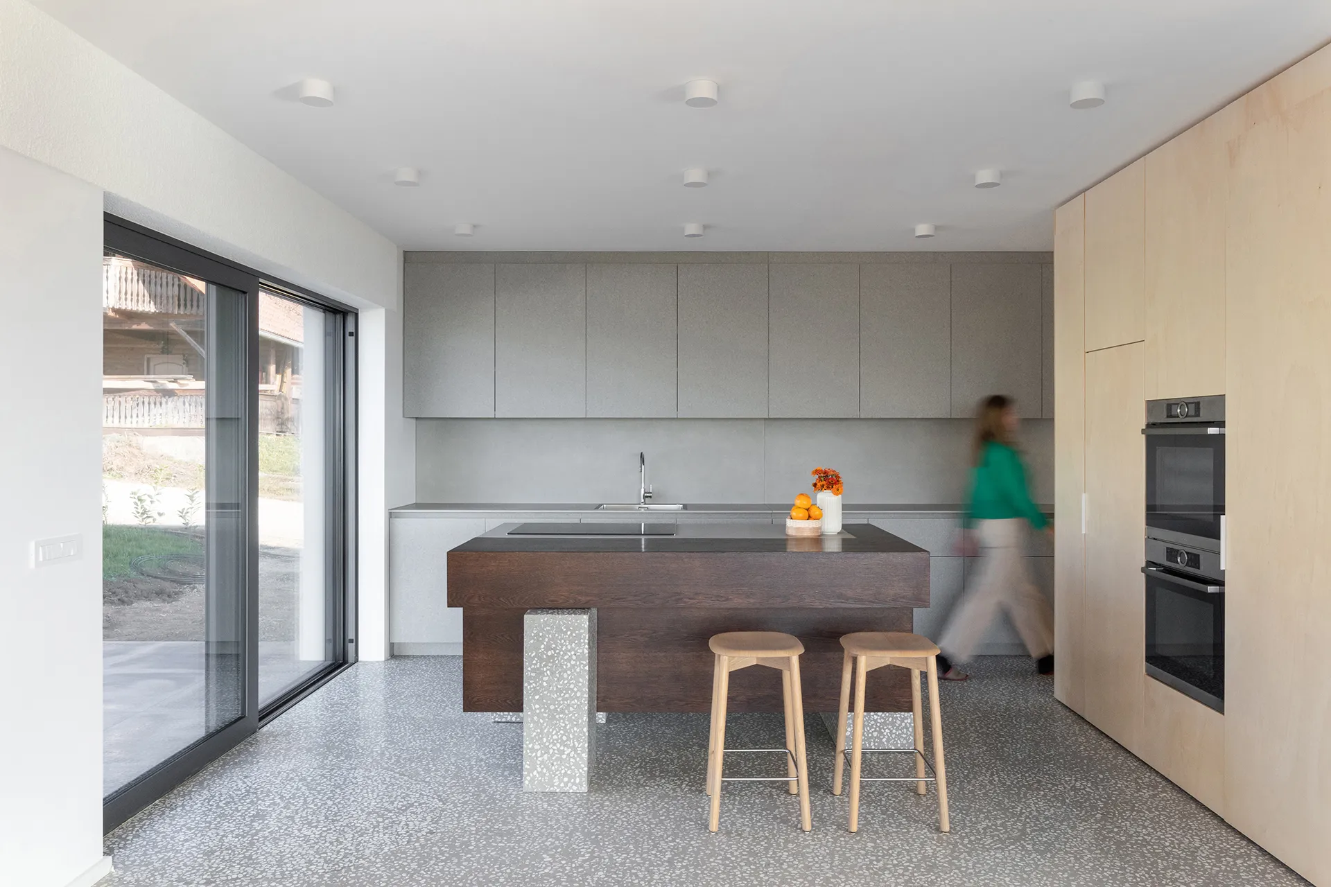 kuhinja z otokom, ki je dvignjen od tal in stoji na betonskih prefabriciranih podstavkih